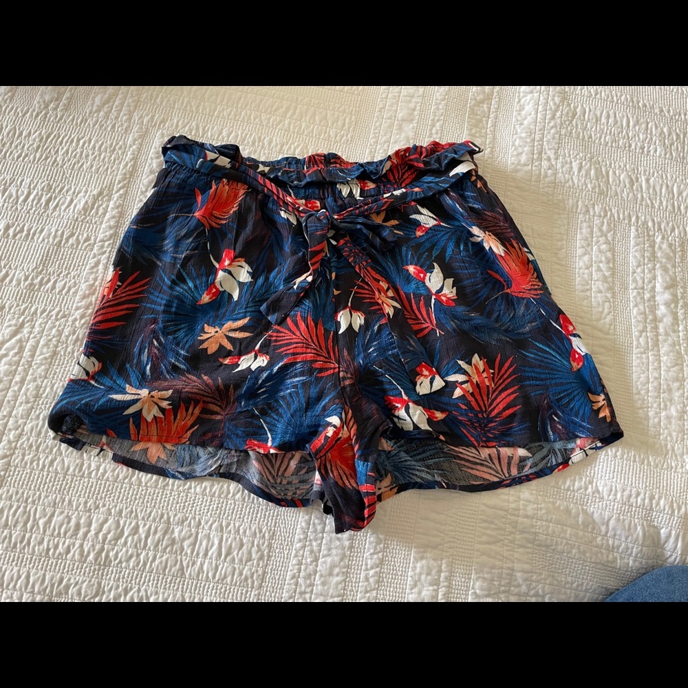 Gorgeous floral pattern paper bag shorts size S.